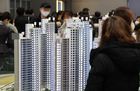 시민들이 견본주택 내 마련된 모형도를 둘러보고 있다. <연합뉴스>